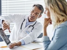 Un médico con un paciente