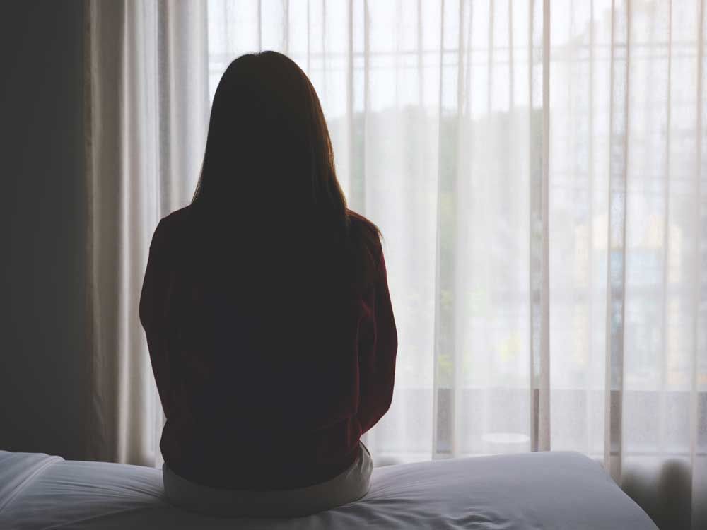 失恋した女性は、片思いを手放すのに苦労します。