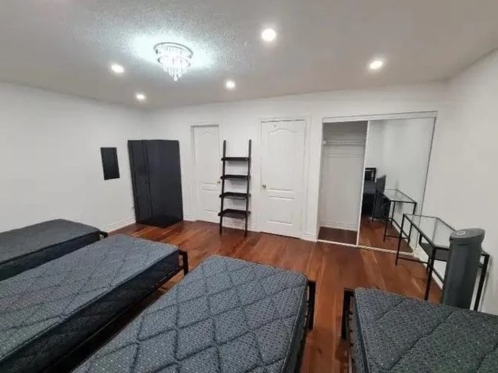  Room with four twin beds and other furniture. (Reddit)