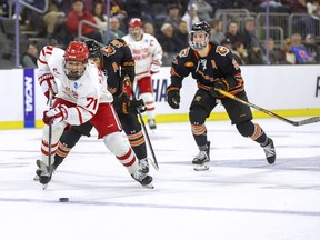 2024 年 3 月 28 日星期四，在苏福尔斯举行的 NCAA 男子大学曲棍球锦标赛地区比赛中，波士顿大学的 Macklin Celebrini（71 岁）在罗切斯特队的 Elijah Gonsalves（16 岁）面前滑冰，SD Celebrini 仍然是北美滑冰运动员中的佼佼者NHL 中央球探局周二在 2024 年选秀前发布了最终排名。