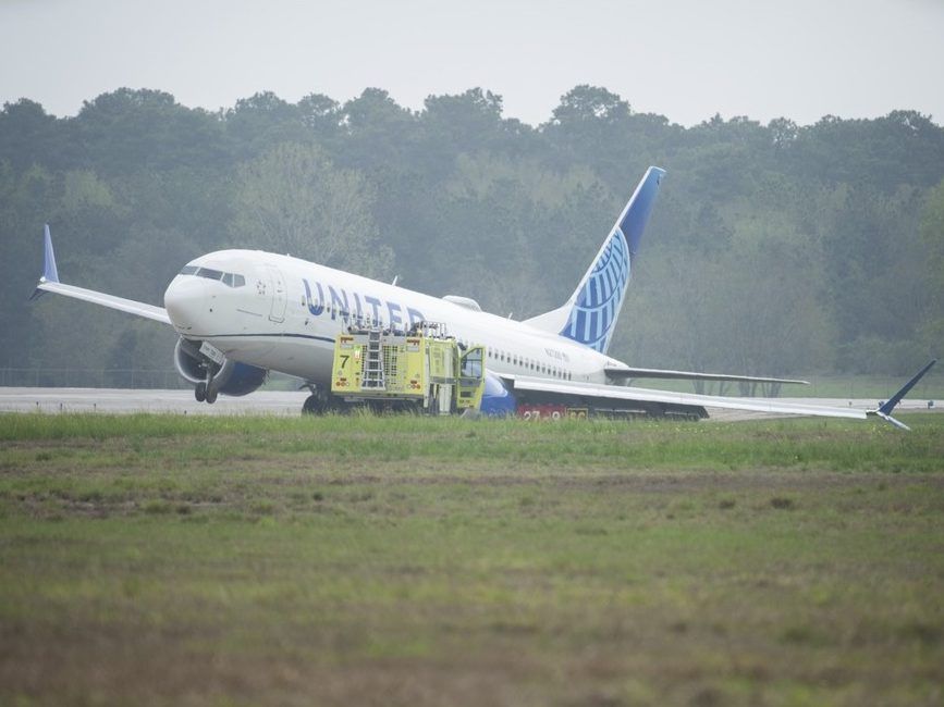 Pilot: Brakes seemed less effective before jet slid off a taxiway ...