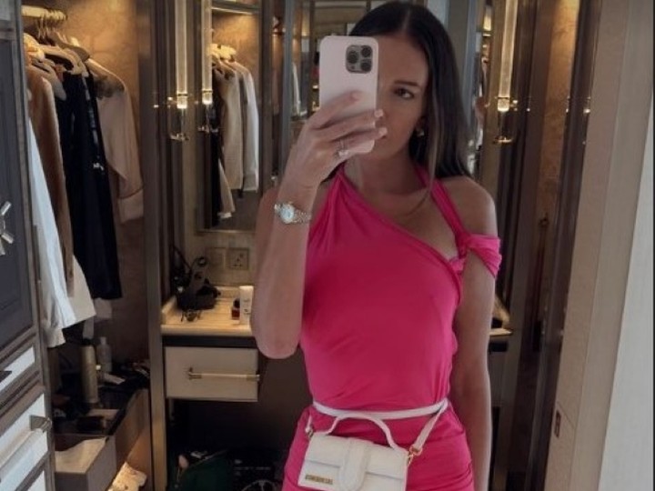  Paulina Gretzky shows off an outfit during her trip to Singapore.