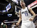 Dallas Maverix Luca Donik Minnesoter celebra el cuarto trimestre contra los Minnesota Timbarwalovs en el Juego 5 en la final de la Conferencia Oeste en el Centro Target el 7 de mayo de 2021 en Miniapolis.