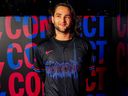 Bo Bichette posa con la nueva camiseta de los Toronto Blue Jays City Connect en Lavelle en King West.