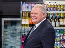 El Primer Ministro de Ontario, Doug Ford, llega a la tienda Circle K en Etobicoke el jueves 14 de diciembre de 2023. El Primer Ministro Ford, junto con Peter Bethlenfalvy, Ministro de Finanzas, anunció una expansión de las ventas de alcohol en Ontario a partir del 1 de enero de 2026. Ernest Doroszuk /Toronto Sun/Postmedia