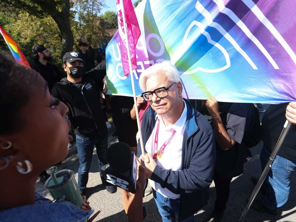 פרד האן, נשיא CUPE Ontario, היה במקום בעצרת עם קבוצה גדולה של תומכי זכויות 2SLGBTQ+ ערכה עצרת של יום מחוץ ל-Victoria Park CI ב-Wallingford Rd. בצפון יורק ב-22 בספטמבר 2023.