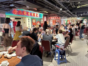 A view of the busy Ladies Street Sik Faan Company, where many come to get the dai pai dong experience. (EDDIE CHAU/Toronto Sun)