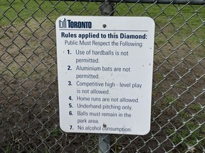周末从社交媒体上拍摄的这张图片中可以看到一个标牌，上面写着一系列禁止在西区棒球场进行竞技比赛和其他限制的规则。