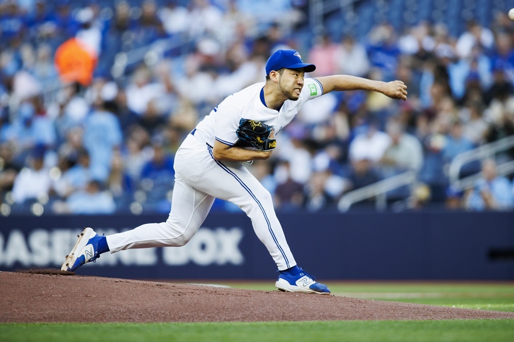 BOBBLEHEAD ON OUTTA HERE: Photo shows Blue Jays fans rooting for souvenir, but not team