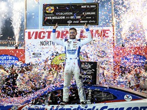 FILE - Kyle Larson (5) merayakan di Victory Lane setelah memenangkan balapan mobil NASCAR All-Star Cup Series di North Wilkesboro Speedway, Minggu, 21 Mei 2023, di North Wilkesboro, NC