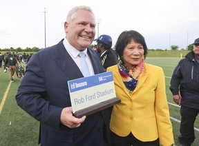Ontario Premier Dog Ford (su hermano mayor) y la alcaldesa de Toronto, Olivia Chowk, junto con varios cientos de personas participaron en nombre del estadio Centennial en el estadio Rob Ford el martes 2722.