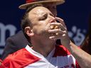 El campeón defensor Joey Chestnut compite en el famoso concurso internacional de comer perritos calientes del 4 de julio de Nathan en 2023.