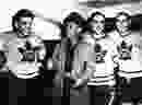 বাম থেকে ডানে: ম্যাপল লিফস' পিট ল্যাঞ্জেল, কন স্মিথ, ডেভ 'সুইনি' শ্রাইনার এবং লর্ন কার 19 এপ্রিল, 1942-এ টরন্টোতে একটি খেলার পরে।