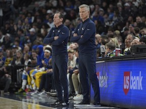 Golden State Warriors head coach Steve Kerr, right, and assistant coach Kenny Atkinson watch a play.