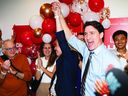 Candidato liberal por Toronto-St.  Paul's Leslie Church, izquierda, y el primer ministro Justin Trudeau, derecha, hablan con sus seguidores en un evento de voluntariado de campaña, en Toronto, el jueves 30 de mayo de 2024. 