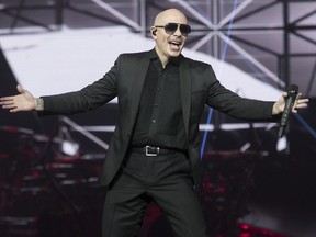 El cantante estadounidense Pitbull actúa en el Bell Centre de Montreal el 9 de octubre de 2017.