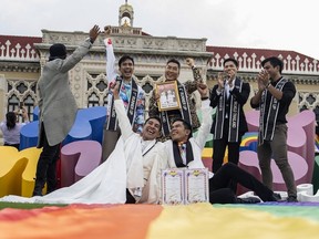Anggota komunitas LGBTQ merayakan setelah parlemen Thailand meloloskan pemungutan suara senator terakhir mengenai RUU pernikahan sesama jenis, di Gedung Pemerintah di Bangkok pada 18 Juni 2024.