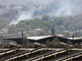 Gumpalan asap mengepul dari kebakaran di sebuah ladang di Israel.