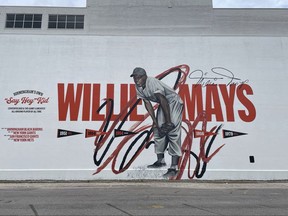 Um mural de Willie Mays.