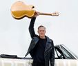 Las leyes de transmisión en línea propuestas por el proyecto de ley C -10 de Bryan Adams Trudeau alinearán a los músicos canadienses que trabajan con no artistas no canadienses.