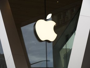 An Apple logo adorns the facade of the downtown Brooklyn Apple