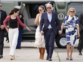 Presiden Joe Biden dan ibu negara Jill Biden tiba dengan Marine One bersama cucu perempuan Natalie Biden dan Finnegan Biden.