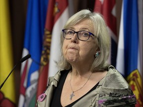 Pemimpin Partai Hijau Elizabeth May mendengarkan pertanyaan saat konferensi pers di Parliament Hill, Senin, 17 Juni 2024 di Ottawa.