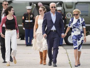 O presidente Joe Biden, centro-direita, e a primeira-dama Jill Biden, direita, chegam no Marine One com as netas Natalie Biden, da esquerda para a direita, e Finnegan Biden, no Aeroporto de East Hampton, sábado, 29 de junho de 2024, em East Hampton, NY