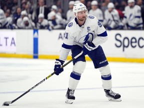 O pivô do Tampa Bay Lightning, Steven Stamkos, move o disco durante o terceiro período de um jogo de hóquei da NHL contra o Los Angeles Kings, em 23 de março de 2024, em Los Angeles.