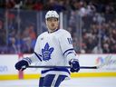 Max Domi de los Toronto Maple Leafs juega durante un partido de hockey de la NHL, el martes 19 de marzo de 2024, en Filadelfia.