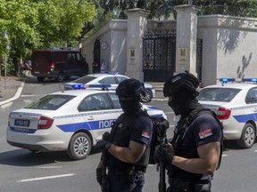 Policiais bloqueiam o trânsito em um cruzamento perto da embaixada israelense em Belgrado, Sérvia, sábado, 29 de junho de 2024.