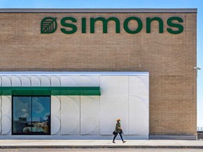 Um comprador sai da 16ª loja Simons, localizada na CF Fairview Pointe Claire em Pointe-Claire, Que., na quinta-feira, 5 de maio de 2022.