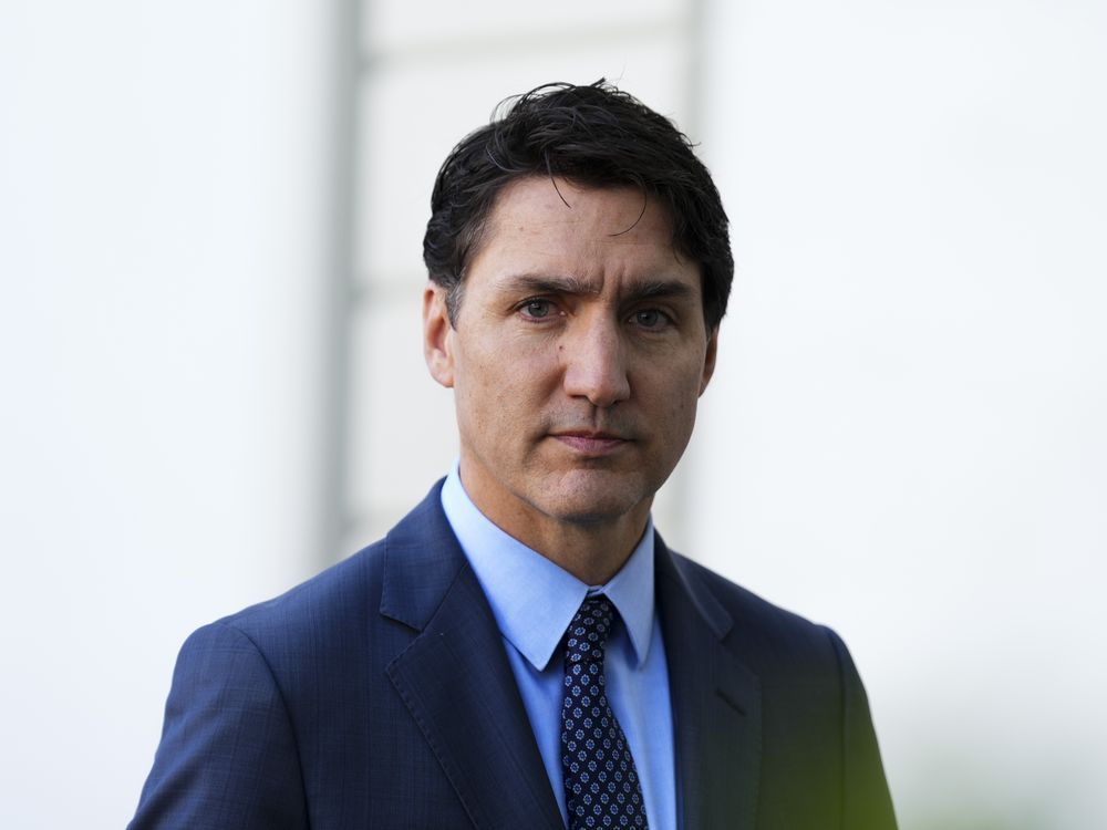 Premierminister Justin Trudeau sagt, er höre auf die Sorgen und Frustrationen der Wähler nach einer vernichtenden Nachwahlniederlage in der Hochburg der Liberalen.  Trudeau kommt am Sonntag, 16. Juni 2024, im Medienzentrum in Aubourgn, Schweiz, an. The Canadian Press/Sean Kilpatrick