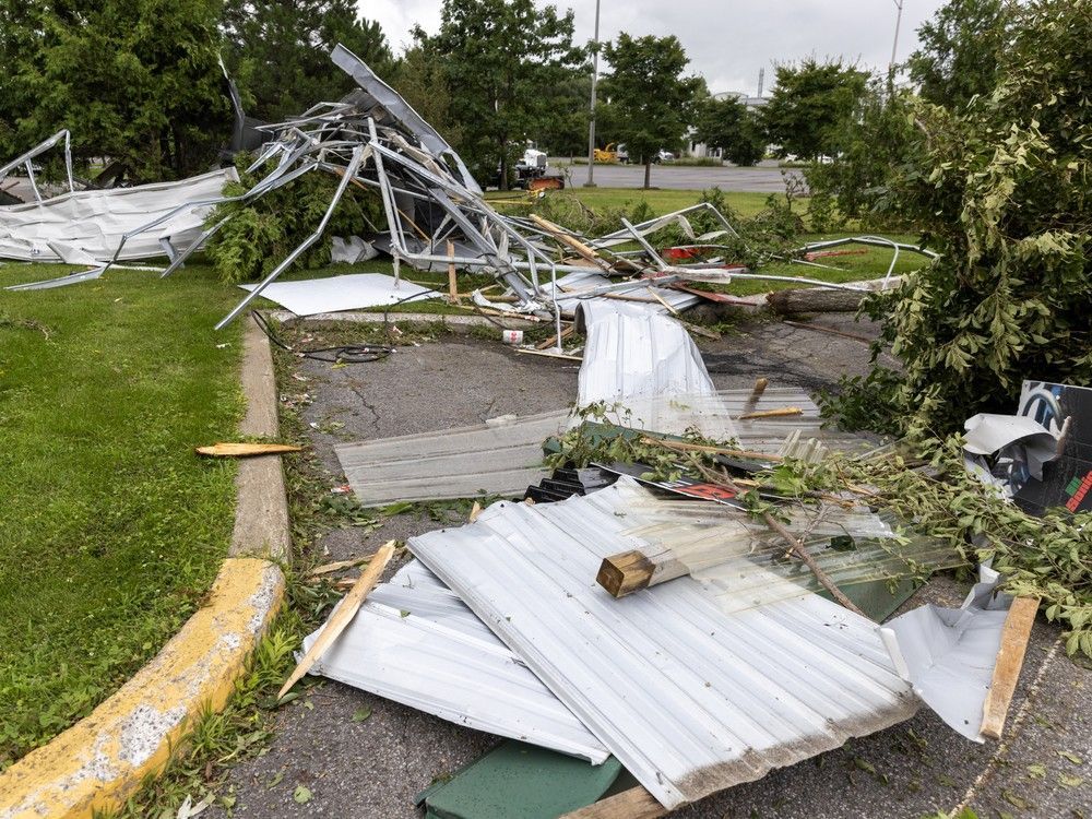 El metal retorcido quedó atrás cuando un cobertizo voló al otro lado de la calle durante un tornado en Brossard el 24 de julio de 2024.