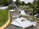 El metal retorcido quedó atrás cuando un cobertizo voló al otro lado de la calle durante un tornado en Brossard el 24 de julio de 2024.