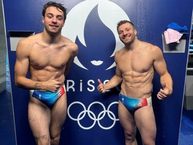 France divers Jules Bouyer (left) and Alexis Jandard pose for a photo.