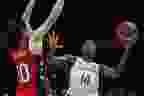 Kanadyjka Kayla Alexander (po prawej) rzuca piłkę, a Amerykanka Breanna Stewart broni podczas półfinałowego meczu Pucharu Świata w Koszykówce Kobiet w Sydney w Australii, w piątek 30 września 2022 r. Alexander, Natalie Achonwa i Kia Nurse są głównymi bohaterkami kanadyjskiej reprezentacji kobiet w koszykówce, która udaje się na igrzyska olimpijskie w Paryżu. 