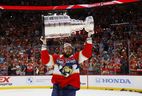 Oliver Ekman-Larsson de los Florida Panthers levanta la Copa Stanley después de la victoria de Florida por 2-1 contra los Edmonton Oilers en el séptimo juego de la final de la Copa Stanley 2024. Ekman-Larsson firmó con los Toronto Maple Leafs.