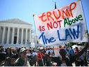 La gente sostiene carteles contra Trump frente a la Corte Suprema de Estados Unidos el 1 de julio de 2024, en Washington, DC.  Se espera que la Corte Suprema de Estados Unidos se pronuncie el lunes sobre la decisión más esperada de su mandato: un fallo 