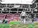 1 জুলাই, 2024-এ জার্মানির ডুসেলডর্ফের অ্যারেনায় ফ্রান্স এবং বেলজিয়ামের মধ্যে UEFA ইউরো 2024 রাউন্ড অফ 16 ম্যাচ চলাকালীন ফরাসি খেলোয়াড় আন্তোইন গ্রিজম্যান পোজ দিচ্ছেন। দলের প্রথম গোল করার পর উদযাপন করা রান্ডাল কোলো মুয়ানির প্যানোরামিক দৃশ্য (ছবিতে নেই)।  (কার্ল রেসাইন/গেটি ইমেজ দ্বারা ছবি)