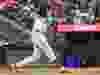 Yordan Alvarez, do Houston Astros, acerta um home run solo.
