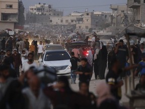 Palestinos deslocados pela ofensiva aérea e terrestre israelense na Faixa de Gaza fogem de partes de Khan Younis.