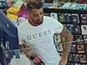 একজন পুরুষ যৌন নিপীড়নের তদন্তে চেয়েছিলেন।