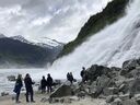 Am 13. Juni 2023 versammeln sich Menschen in der Nähe des Fußes der Nugget Falls, einem beliebten Ort für Selfies, im Mendenhall Glacier Recreation Area in Juneau, Alaska. Die Wähler in Alaskas Hauptstadt könnten im Oktober darüber entscheiden, ob sie ab dem nächsten Jahr große Kreuzfahrtschiffe an Samstagen verbieten wollen. Befürworter des Vorschlags sagen, er würde die Anwohner von der Verlockung der Touristen befreien, die Orte wie den sich schnell zurückziehenden Mendenhall-Gletscher in Juneau anlocken, doch Gegner behaupten, er würde den örtlichen Unternehmen schaden und zu Klagen führen.