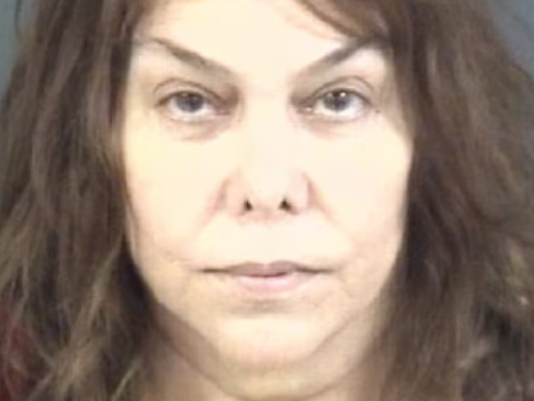 Avantay Devane ha sido acusado de hambre por su hijo e hija adoptados.