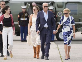 El presidente Joe Biden, de centro derecha, y la primera dama Jill Biden, de derecha, llegan en Marine One con sus nietas Natalie Biden, de izquierda, y Finnegan Biden, al aeropuerto de East Hampton, el sábado 29 de junio de 2024, en East Hampton, Nueva York.
