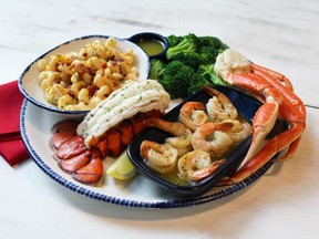 Flavor Flav’s Faves Signature Meal includes Maritime Lobster Tail, Snow Crab Legs, Garlic Shrimp, Bacon Mac and Cheese all on one plate.