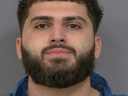 Rashid Al-Hasan, 20, de Mississauga, enfrenta 11 acusações relacionadas a armas de fogo e drogas depois que a Polícia Regional de Peel apreendeu US$ 3,5 milhões em drogas ilícitas e uma arma de fogo carregada em uma casa em Mississauga.