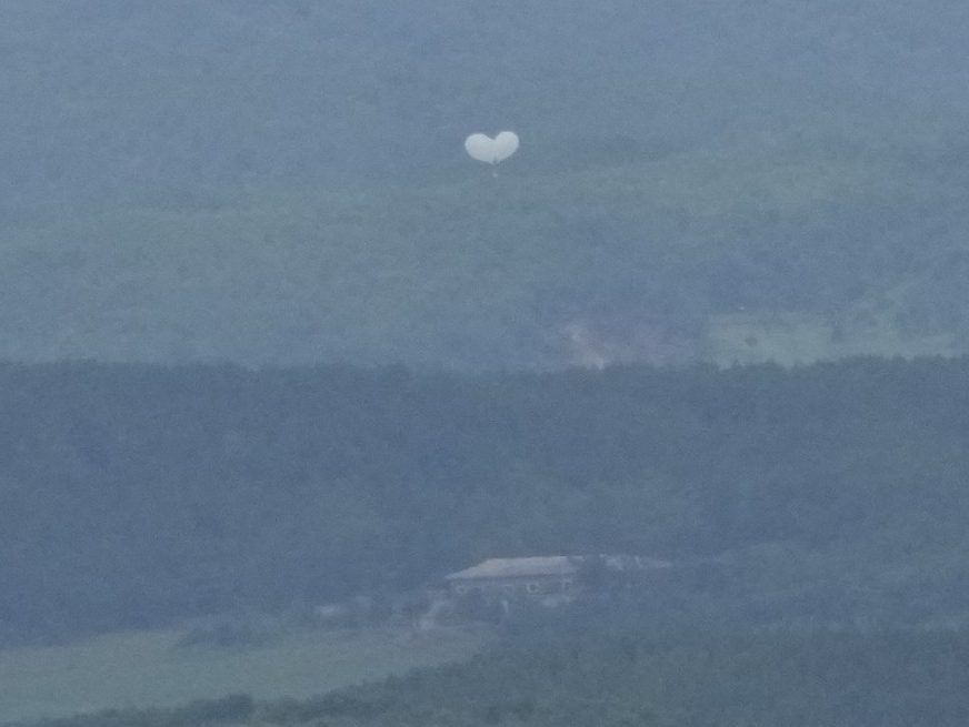 Se ven globos desde el Puesto de Observación de la Unificación en Paju, Corea del Sur, cerca de la frontera con Corea del Norte, Corea del Sur, el miércoles 24 de julio de 2024.