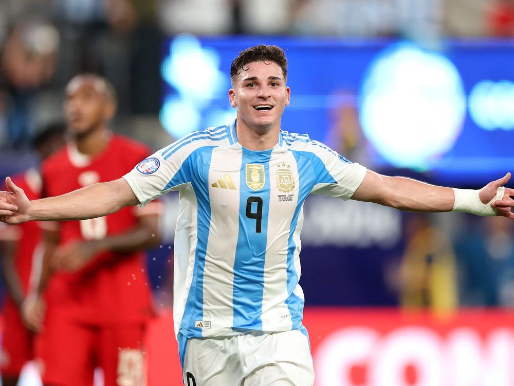 El delantero argentino Julián Álvarez celebra marcar el primer gol de su equipo durante el partido de fútbol semifinal del torneo Conmebol Copa América 2024 entre Argentina y Canadá.